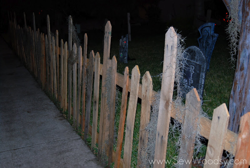 Pallet fence for halloween decorations