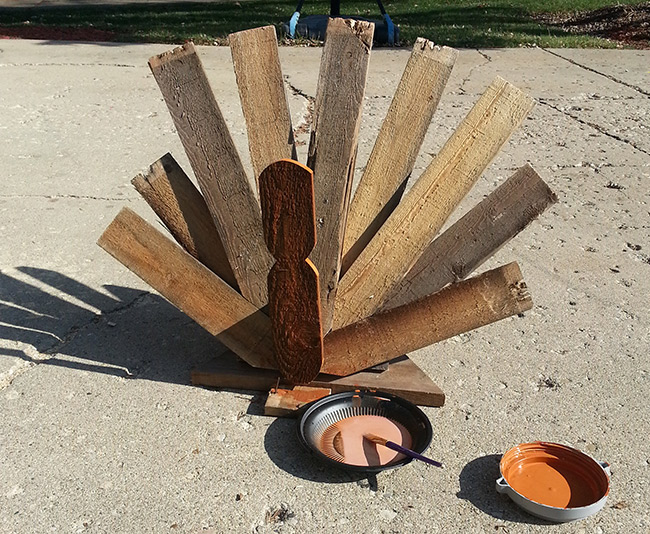 make a thanksgiving turkey decoration with pallets - paint