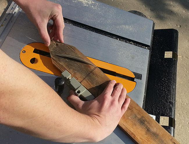 make a thanksgiving turkey decoration with pallets - cutting pallets